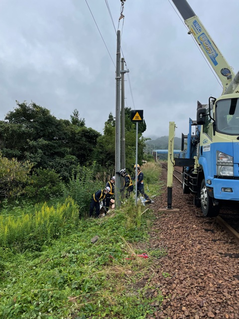 電柱を建植中♪皆で協力し作業します！！