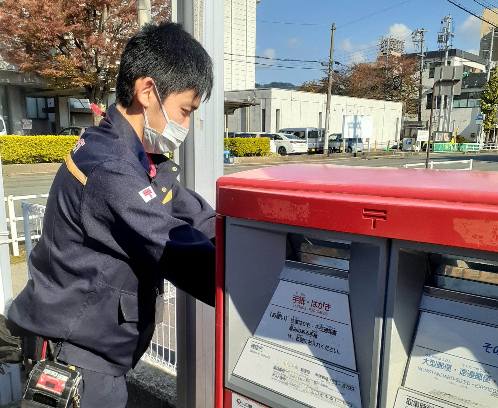 ポストに出された郵便物を回収し、郵便専門局に集めます。