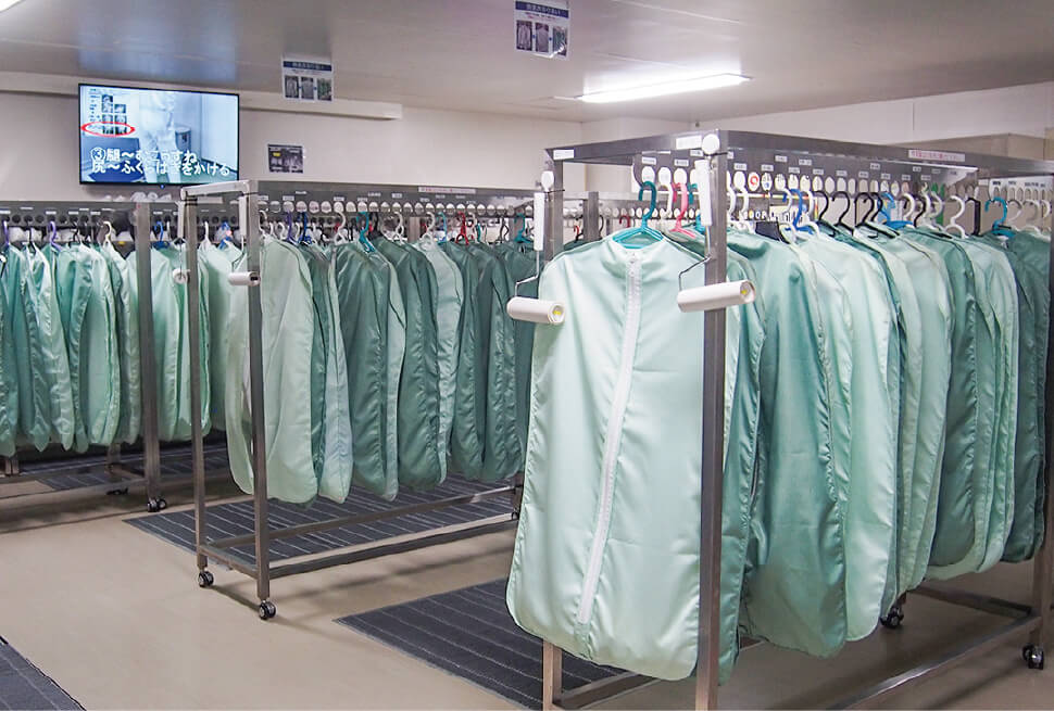 大切な製品をホコリから守るために無塵服に着替えます!!