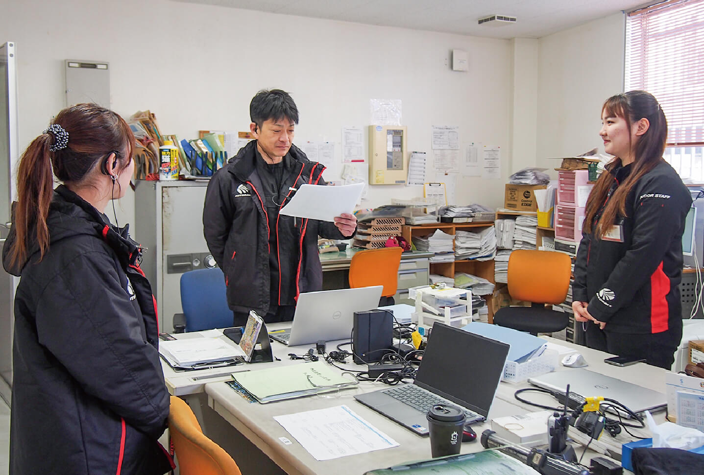全体朝礼と接客準備・お出迎え