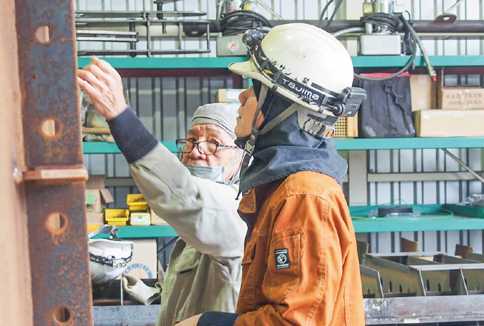 次の工程を先輩と相談
