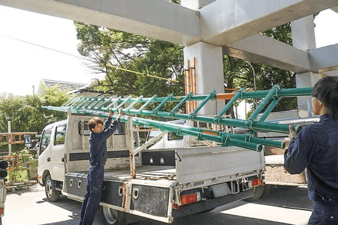 長いはしごも作業では必須!!